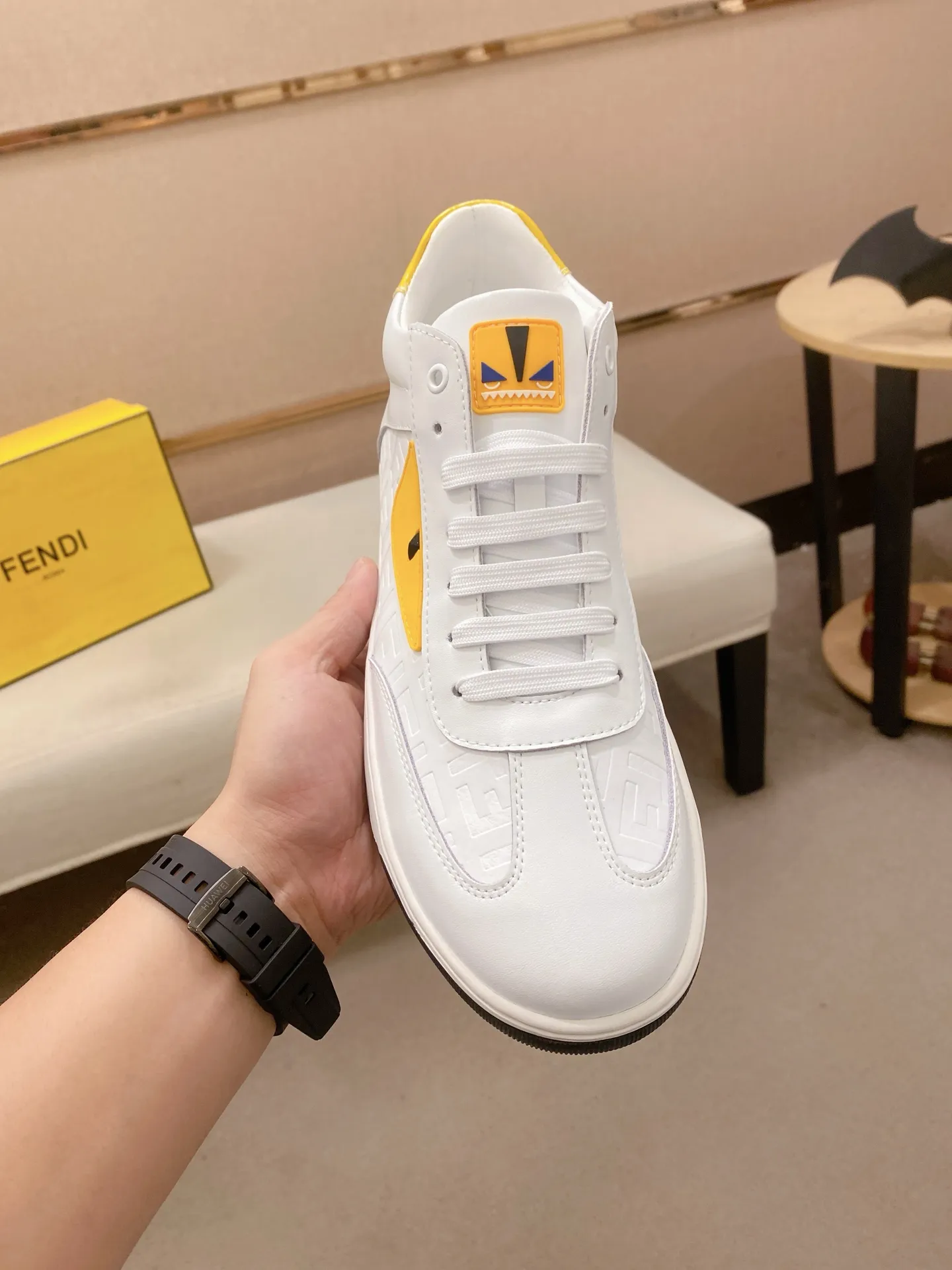Factory price: 420💰[Fendi] Fendi’s latest men’s casual shoes! Available at counters simultaneously! A one-to-one replica of the original. All imported official website one-to-one cowhide fabric. The interior is made of top-grade sheepskin, and the original factory-supplied rubber outsole is used. Leading new fashion concepts. Matching code: 38-44. (can be customized for 45 non-refundable)